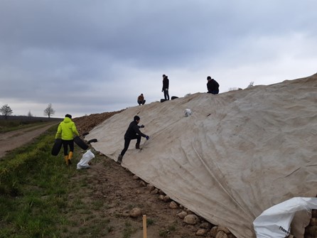 Okrywamy pryzmy. Kiedy i jak prawidłowo okryć pryzmę włókniną?